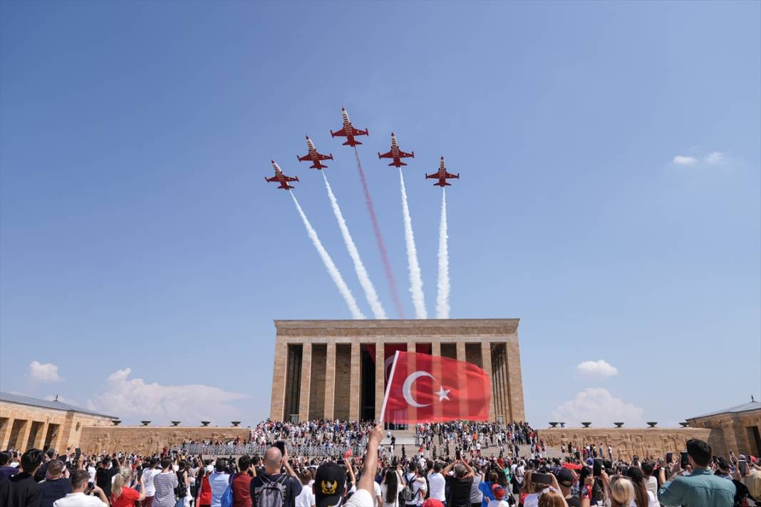 Türk Yıldızları’nın 30 Ağustos uçuşu nefes kesti 1